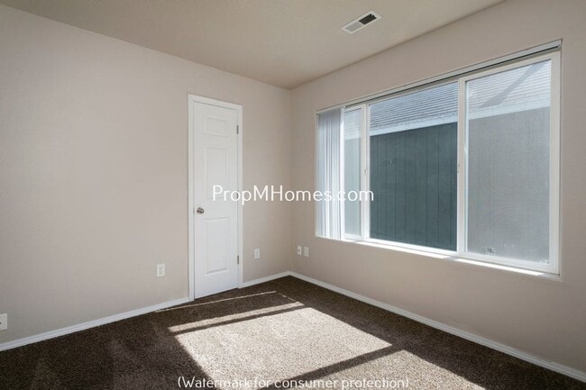 Building Photo - Adorable Three Bedroom Home In SE Portland - With A Spacious Backyard!