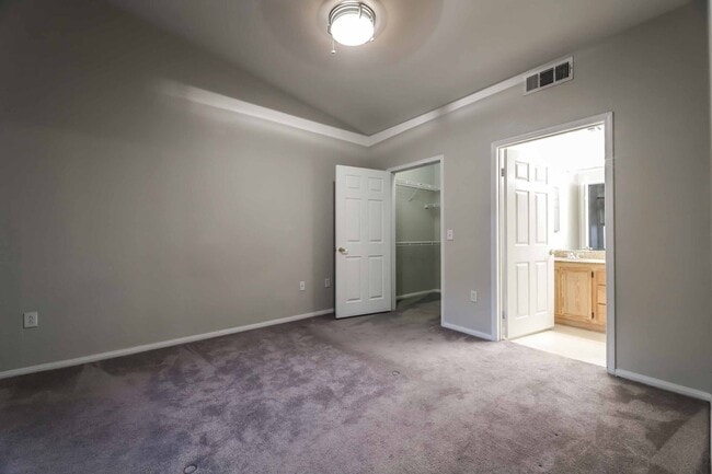 Building Photo - Spacious 2 Bedrooms Condo with 2 Full Bathrooms!