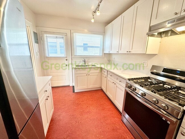 Building Photo - 3 Bed 1 Bath Unit in Ne Portland