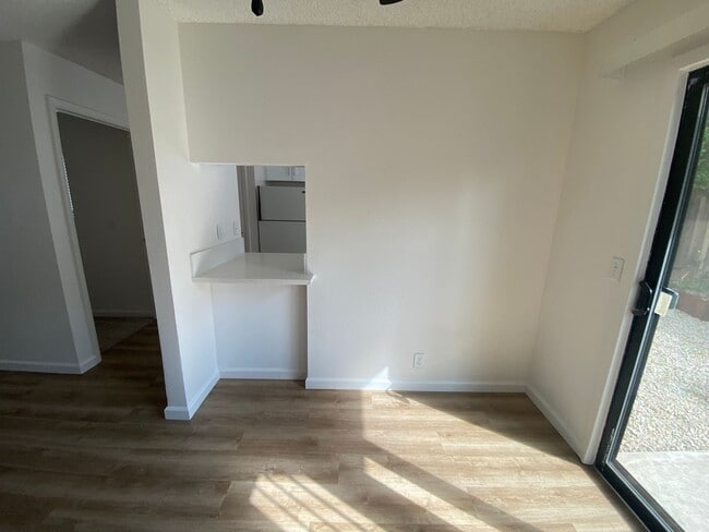 Building Photo - La Tierra Garden Apartment (29)