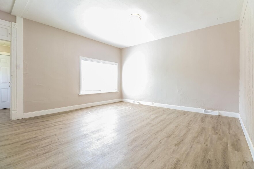 Building Photo - 1425 4th Ave