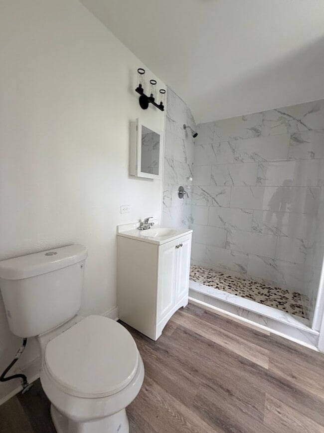Building Photo - Supe Cute 1/1 Loft Apartment Walking Distance to DT!