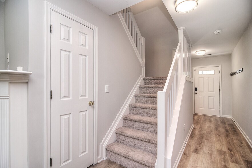 Building Photo - 8339 Christmas Ct