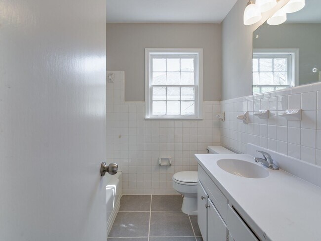 Building Photo - Completely redone luxury 3 bedroom rental ...