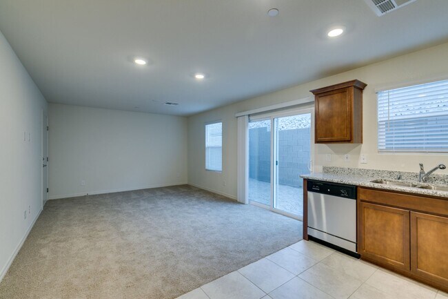 Building Photo - GORGEOUS TOWNHOME*UPGRADED*ALL APPLIANCES*...