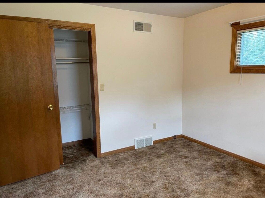 Building Photo - 5203 W Ridge Rd