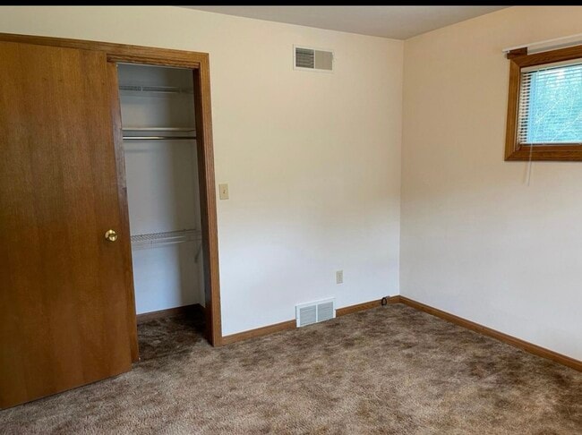 Building Photo - 5203 W Ridge Rd