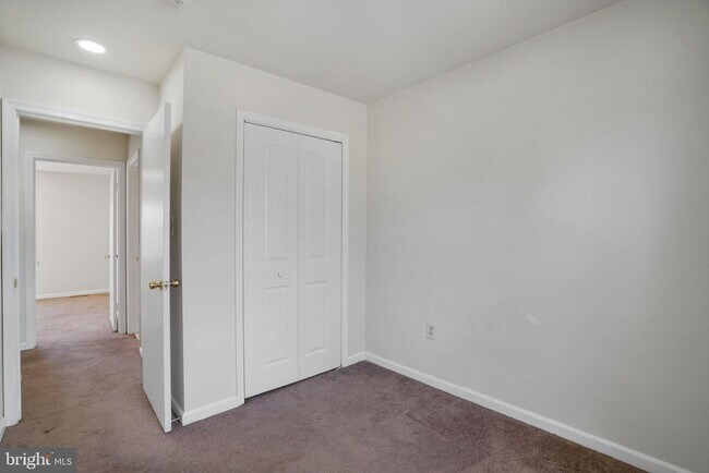 Building Photo - 9 Park Square Dr