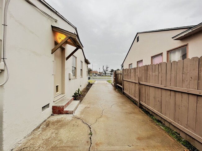 Building Photo - Centrally located 3-bedroom house