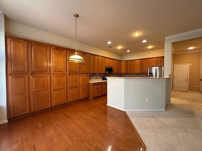 Building Photo - Stunning 4 Bed 3.5 Bath Brick Townhome In Desired Mount Zephyr