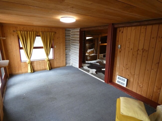 Building Photo - APPLICATION PENDING - **Charming Cabin**