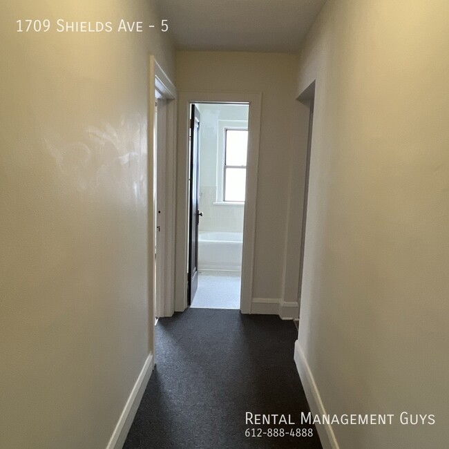 Building Photo - Huge 2 Bedroom! Completely Remodeled!