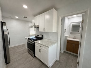 Building Photo - 2206 W Vista Ave