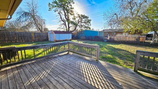 Building Photo - Charming 3-Bedroom Home in the Moore School District