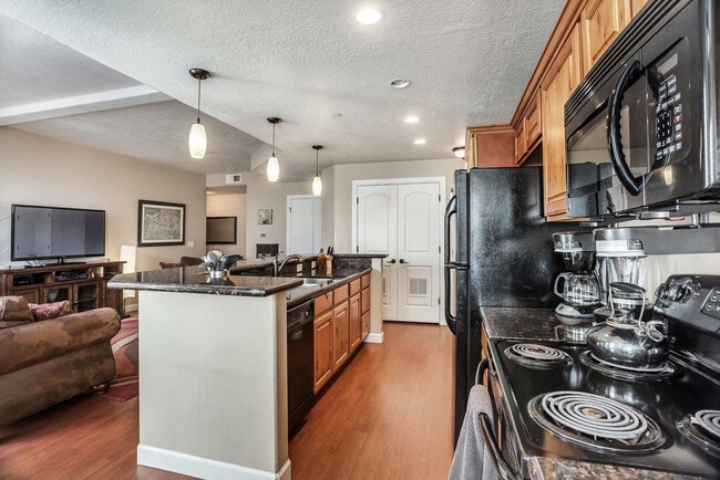 Building Photo - 606 W S Temple St