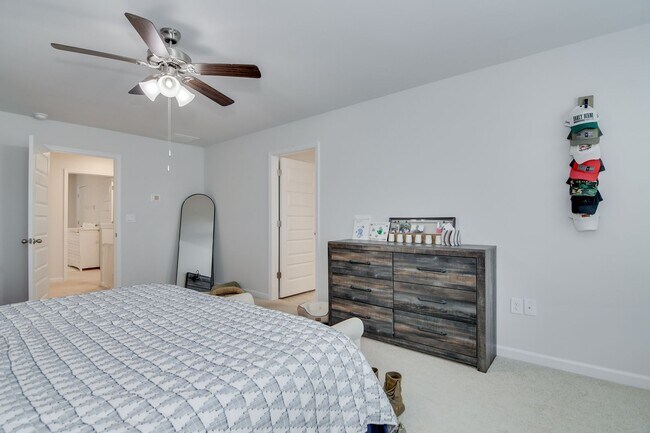 Building Photo - Beautiful 5 Bedroom 3 Bath