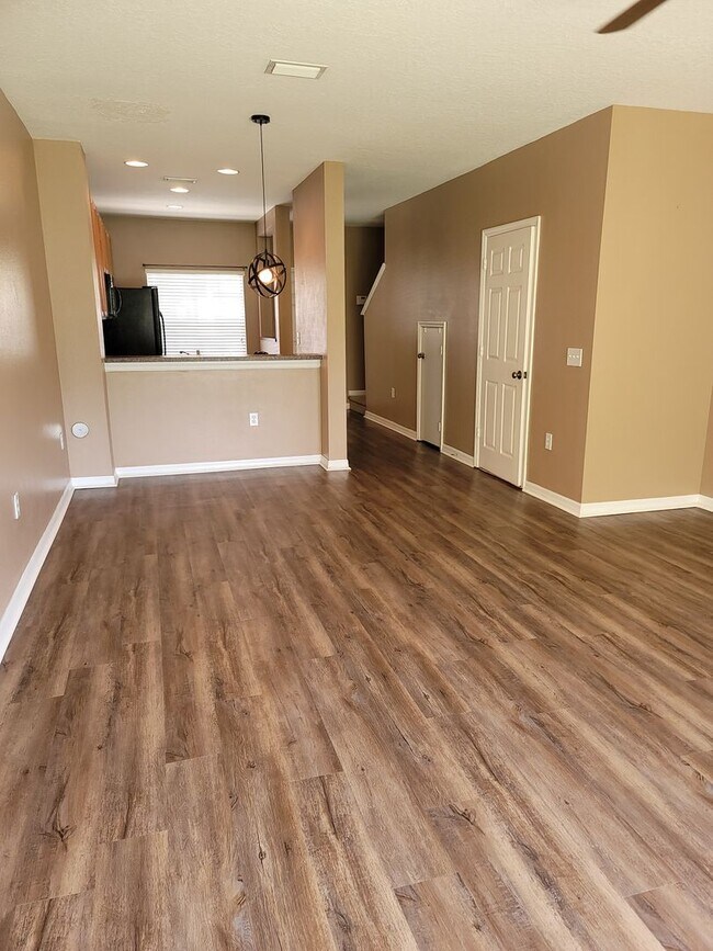 Building Photo - RECEIVE 1/2 MONTH OFF FIRST MONTHS RENT! Beautiful Townhome in the Heart of New Tampa!