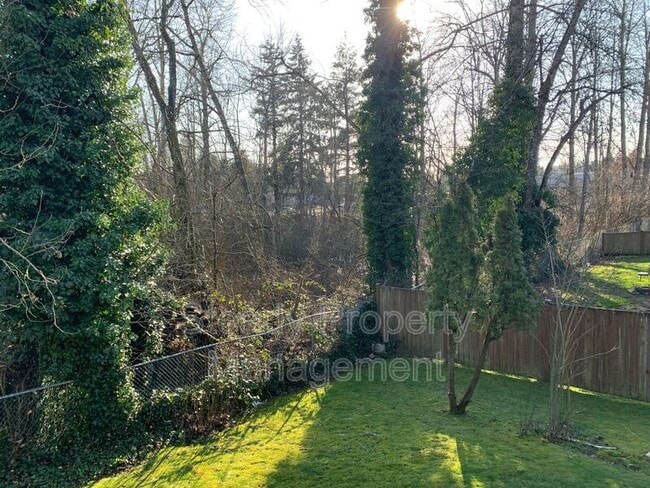 Building Photo - 1822 S 95th St