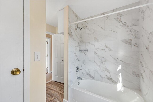 Building Photo - 1090 Oregon Rd