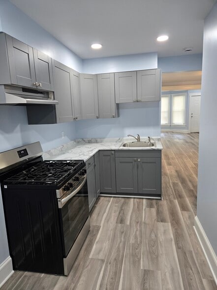 Primary Photo - 2105 W 93rd St