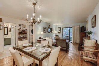 Building Photo - Ideal Downtown 1 BDR Close to Shops & Trails