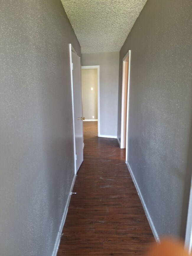Building Photo - 2x1 Less Than $933 Big Yard, Pets OK