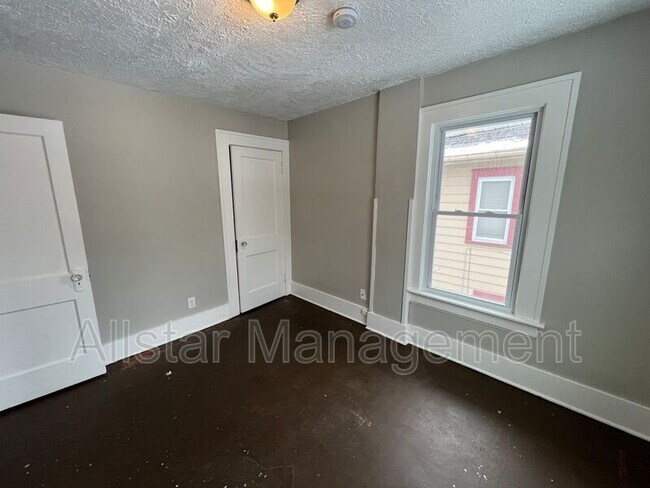 Building Photo - 284 Gordon Dr