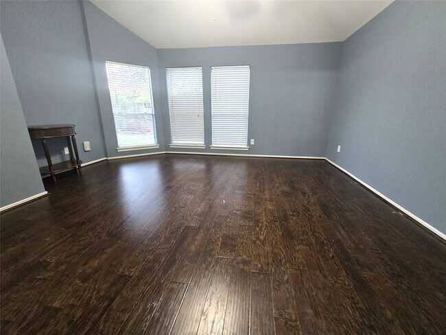 Building Photo - 15523 Clear Valley Dr