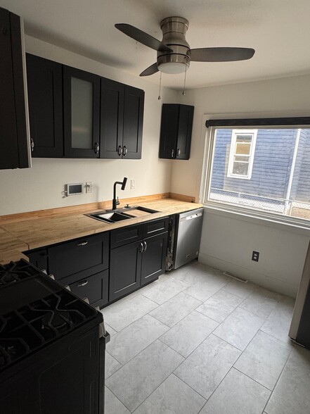 Building Photo - 15318 Murray Hill St