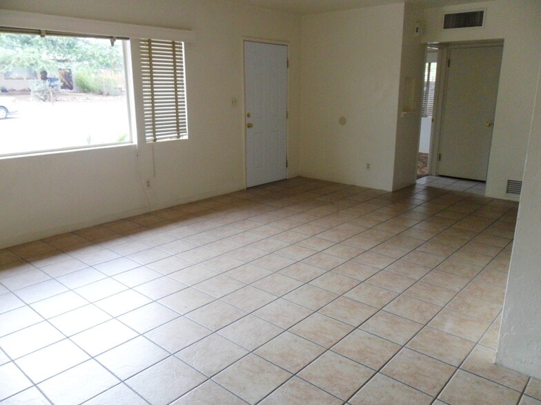 Entryway - 1312 E Adams St