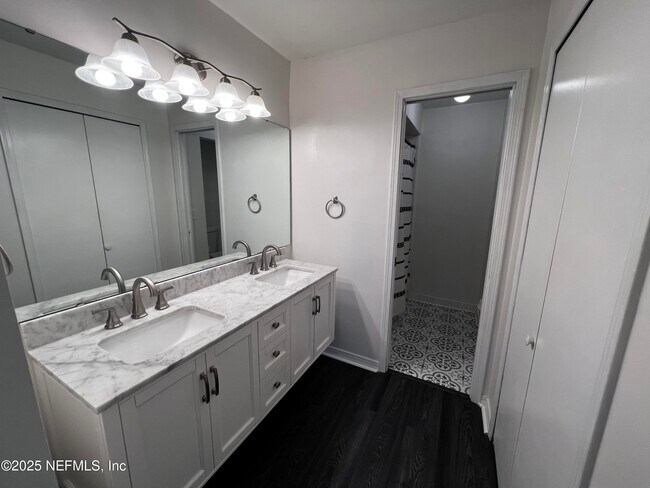 Building Photo - 2024 Oak Water Dr