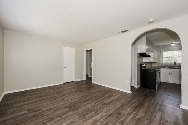 Building Photo - Coming Soon! 3 BR/1BA | Updated Single Family Home | 1-Car Garage | Shaded backyard!