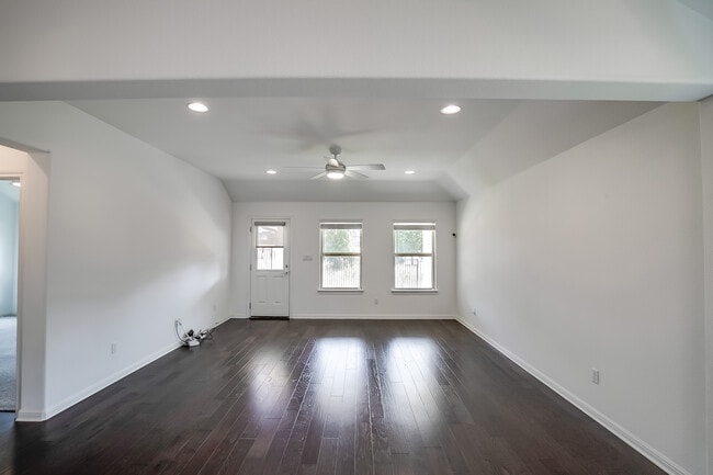Building Photo - 105 Meadow Wood Cv