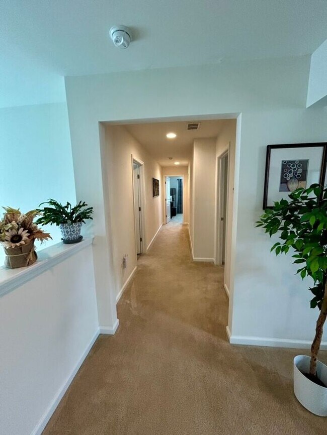 Building Photo - **Beautifully Maintained 3 Bedroom Home with Study, Screened Porch & Fenced Yard**