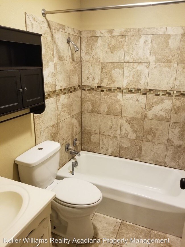 Building Photo - 2 br, 1 bath House - 211 Versailles Unit 10