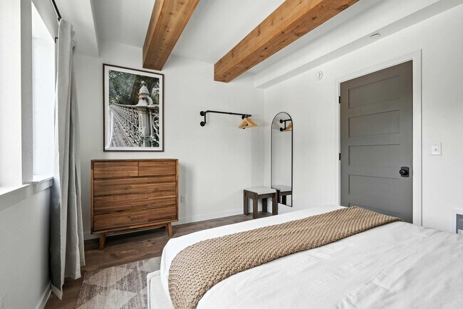 Building Photo - 925 NE 23rd Ave