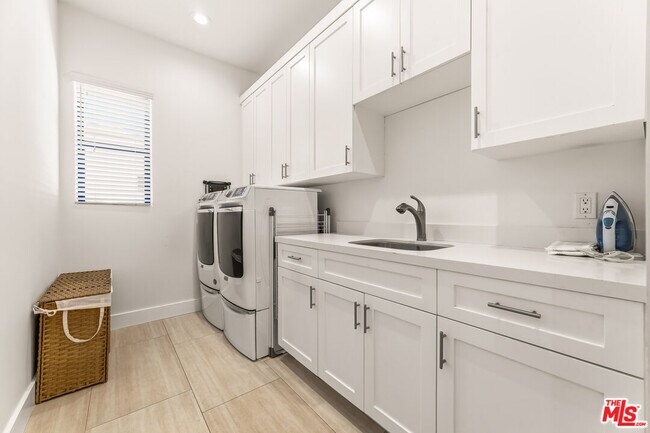 Building Photo - 5017 Hesperia Ave