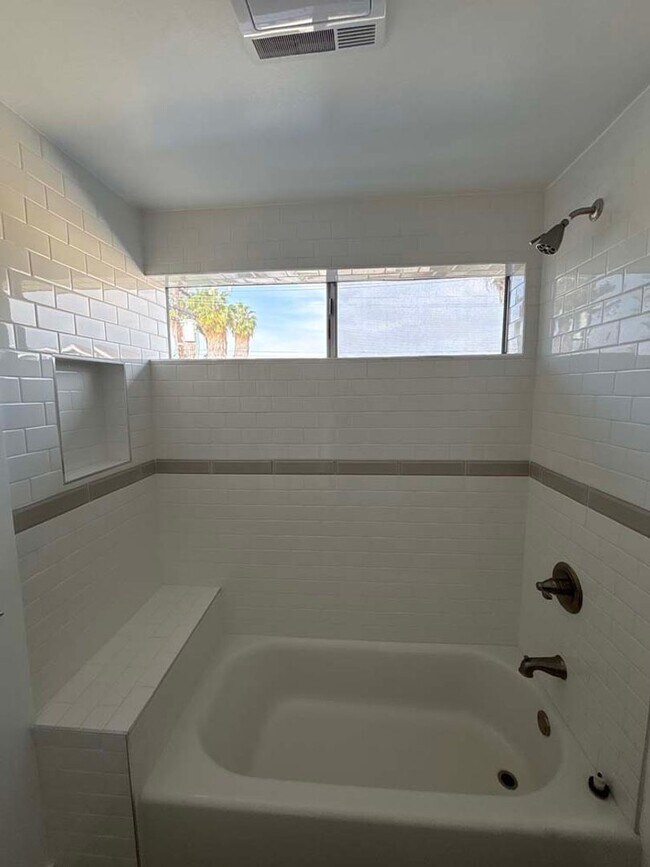 Building Photo - 915 Broadway St