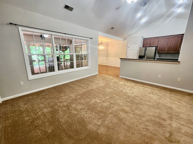 Building Photo - Spacious 3 bedroom with an outside oasis -...