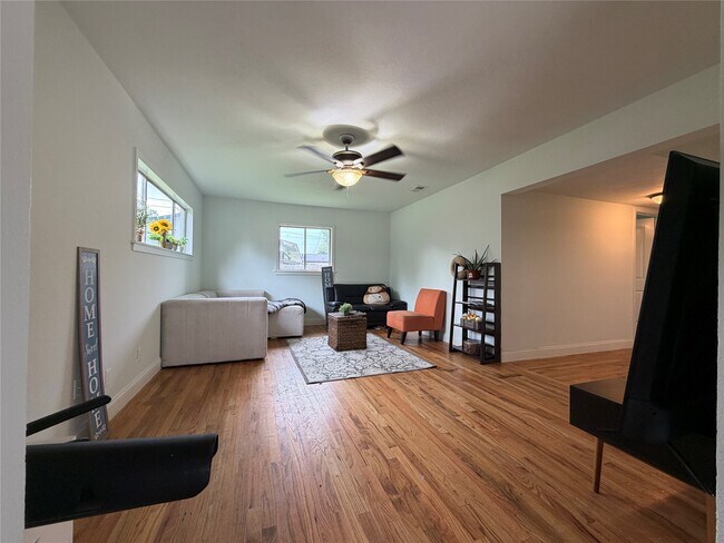 Building Photo - 9507 Vogue Ln