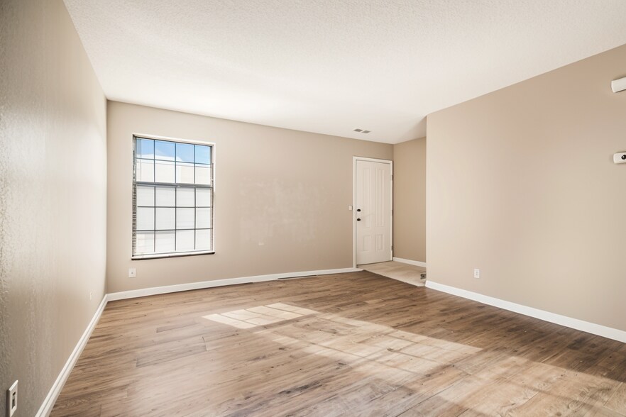 Building Photo - 200 NE Woods Chapel Rd