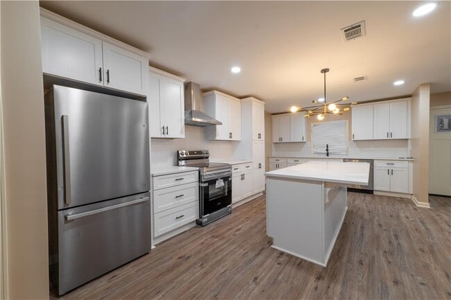 Building Photo - 2431 Crestview Ave