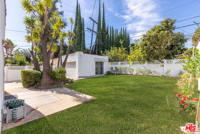 Building Photo - 1557 N Stanley Ave