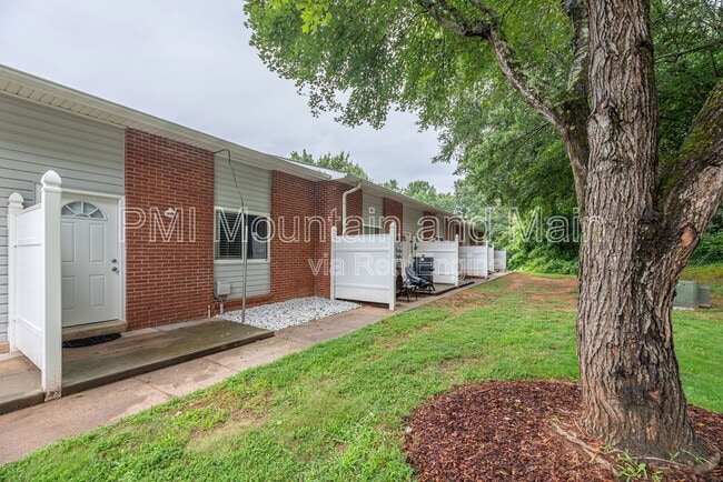 Building Photo - 41 Beri Dr