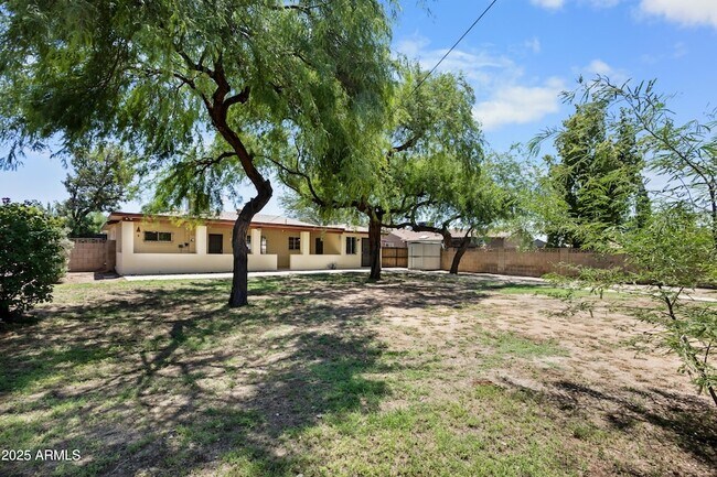 Building Photo - 5742 N 12th Pl