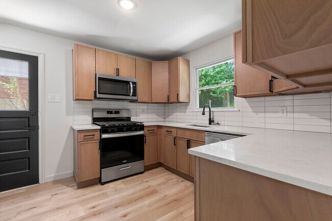 Building Photo - AVAILABLE NOW! RENOVATED 3-BEDROOM!