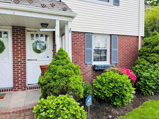 Primary Photo - 19 Travers St