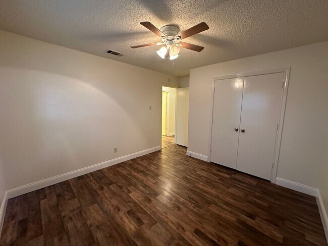 Building Photo - 5415-5415 Brookhollow Dr