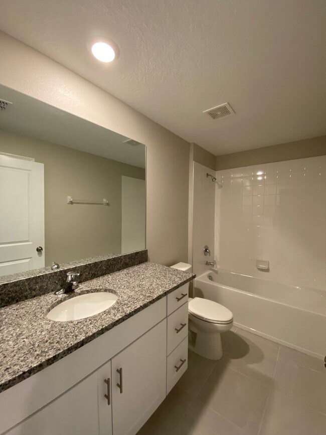 Building Photo - Great SW location 4/2/2 **WON'T LAST**