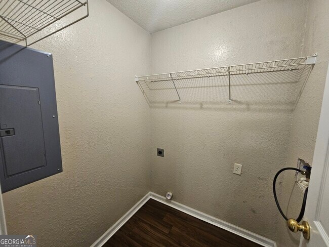 Building Photo - 107 Lively Oaks Dr